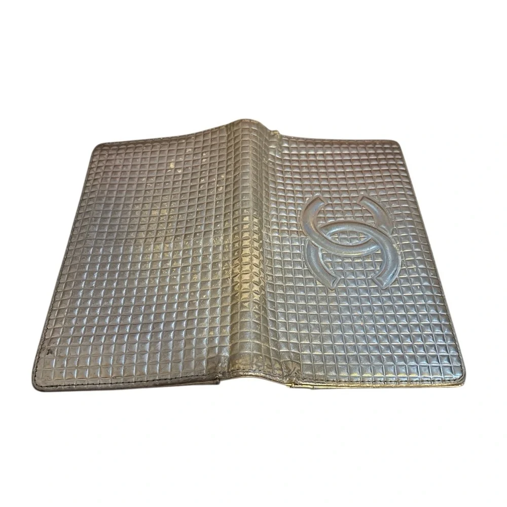 Rare CHANEL Metallic Silver wallet with unbranded Pearl Chain - Picture 9 of 14